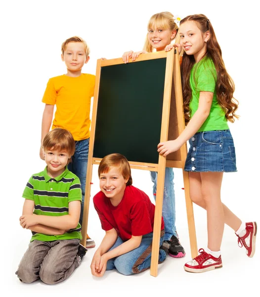 Grupo de meninos de escola e alunas com quadro negro — Fotografia de Stock