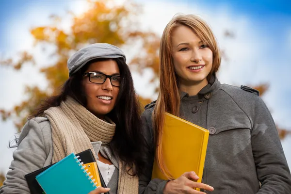 Two smiling students in park — Stock Photo, Image