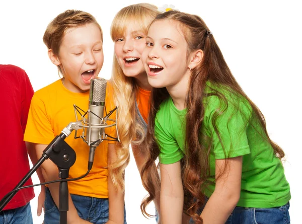 Boys and girls singing — Stock Photo, Image