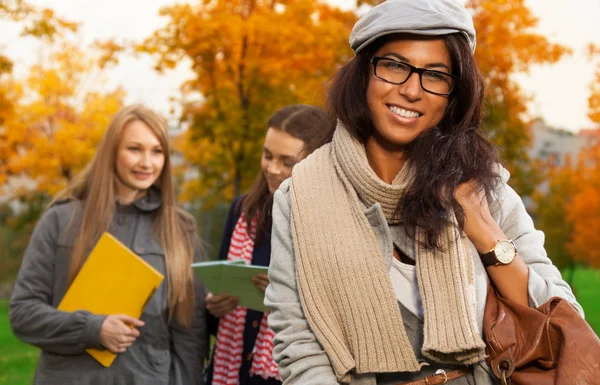 Heureux étudiant mulâtre — Photo