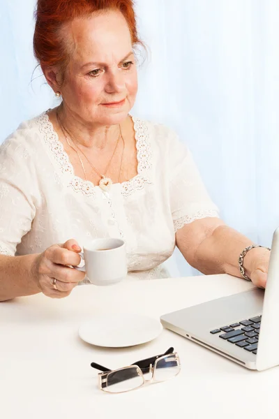 Old lady reading her email — Stock Photo, Image
