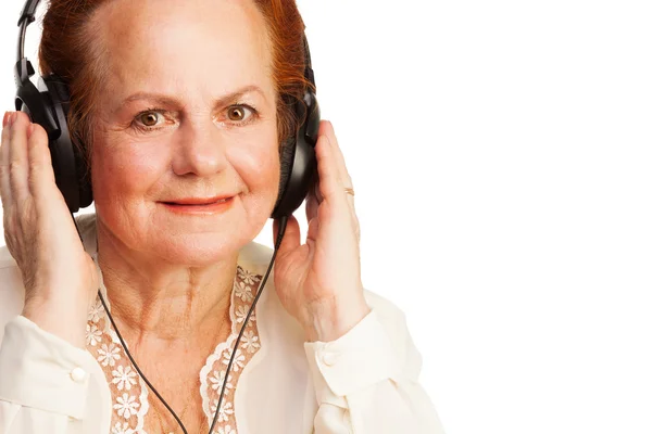 Positiva pensionerad kvinna lyssna på musik — Stockfoto