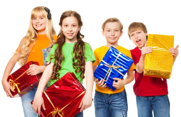 Niños divertidos sosteniendo regalos — Foto de Stock