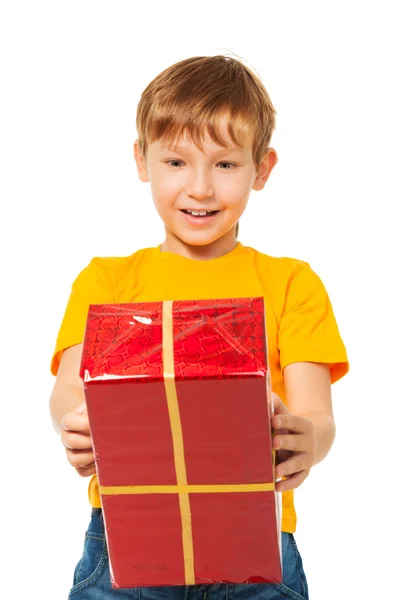 Удивленный мальчик с упакованной коробкой — стоковое фото