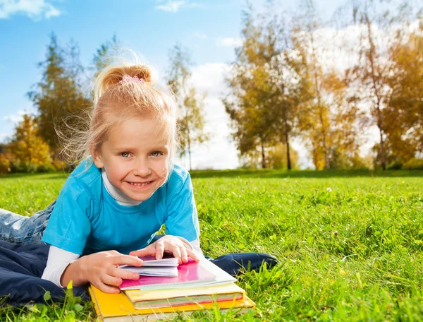 Schattige lachende blond meisje in park — Stockfoto