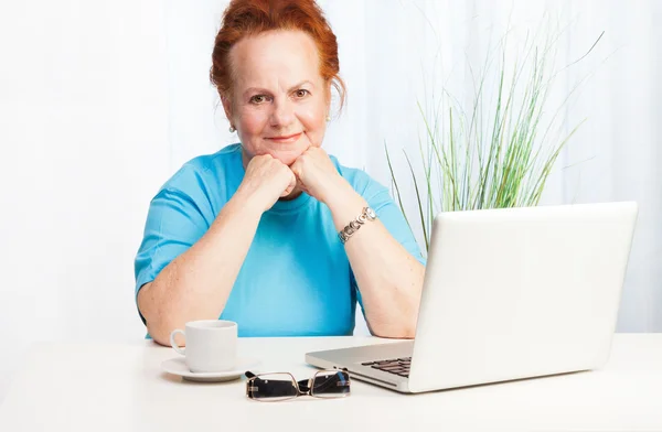 Mujer mayor de confianza con ordenador portátil — Foto de Stock