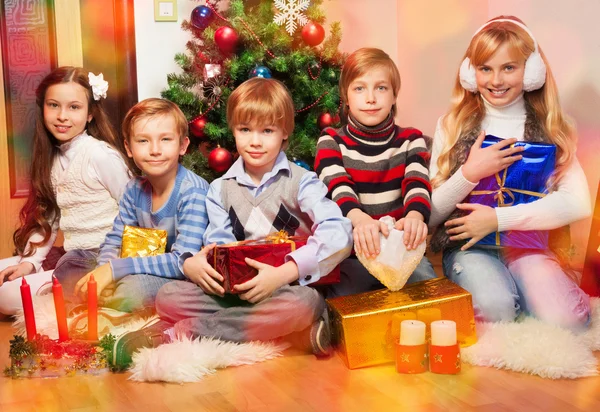 Happy vänner tillsammans på julafton — Stockfoto