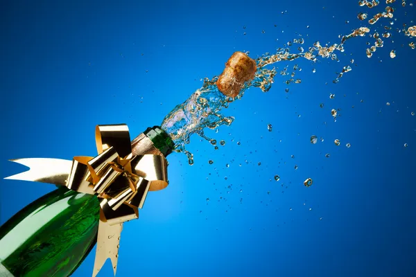 Cork popping from Champagne bottle with splashes — Stock Photo, Image