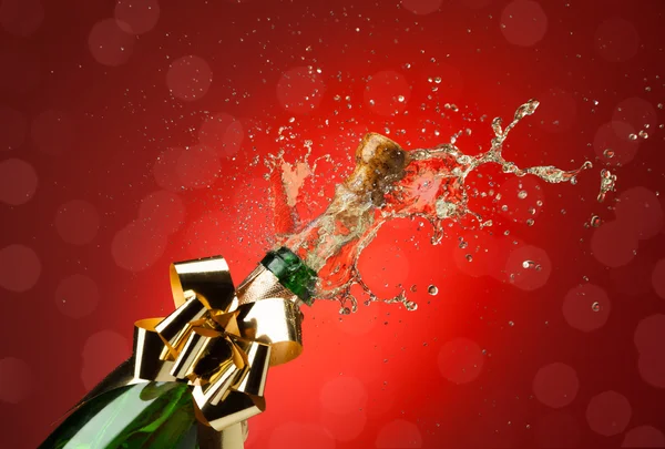 Splashes when opening bottle — Stock Photo, Image