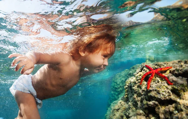 Discovering underwater treasures — Stock Photo, Image