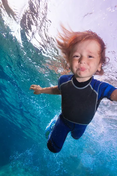 Legrační malý chlapec pod vodou — Stock fotografie