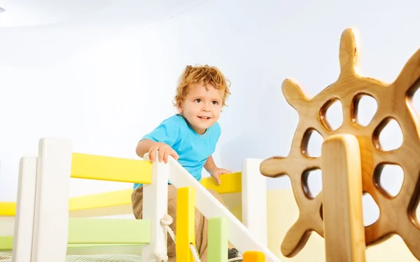 Gelukkig twee jaar oud kind op een speelplaats — Stockfoto