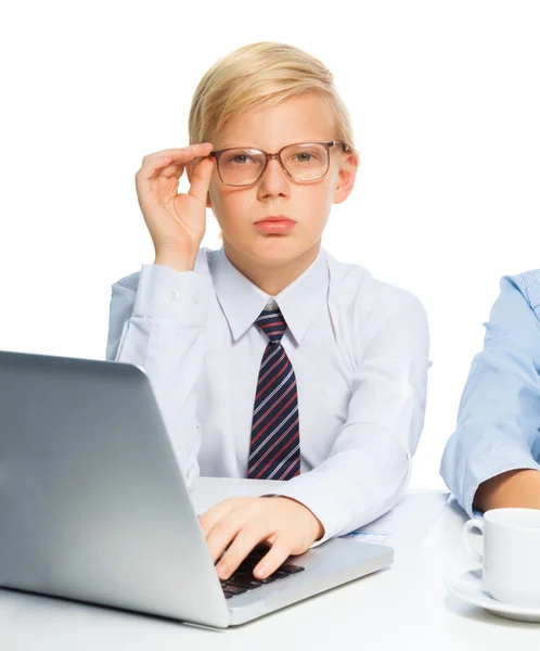 Intelligente ragazzo biondo fingendo di essere un capo — Foto Stock