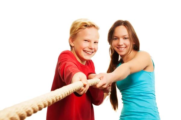 Due bambini che tirano la corda — Foto Stock