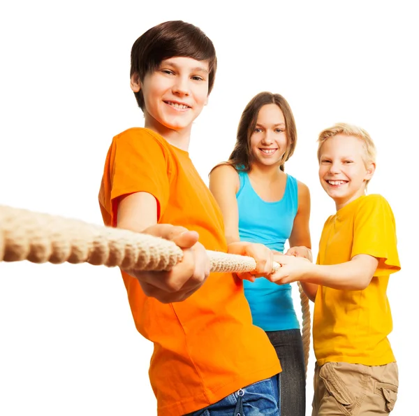 Tre bambini felici tirano la corda — Foto Stock