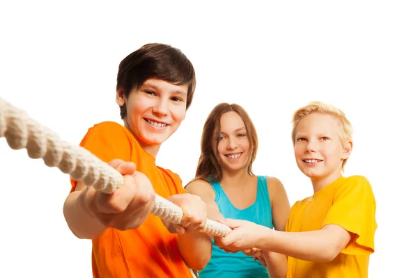 Three teen friends pulling the rope — Stock Photo, Image