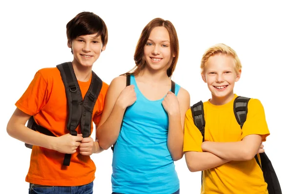 Tres niños con mochilas escolares — Foto de Stock