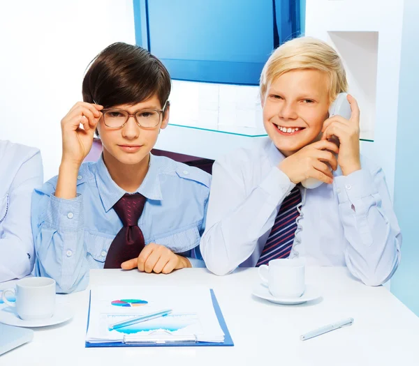 Dos niños inteligentes en la oficina — Foto de Stock