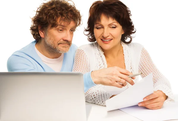 Old couple discussing some paper — Stock Photo, Image