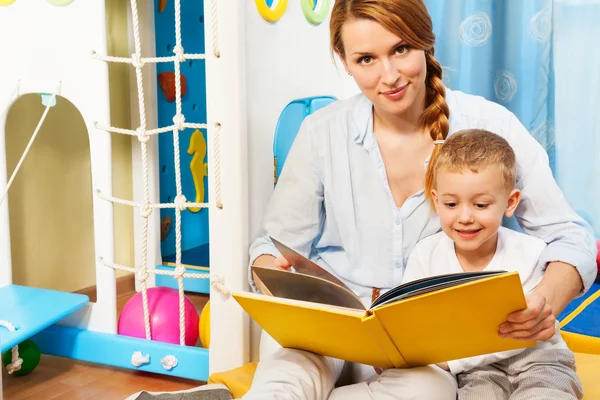 Bed stories time — Stock Photo, Image