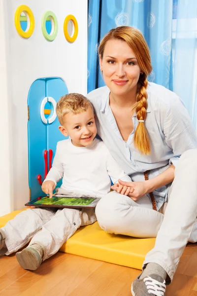 Moeder zoon gadget — Stockfoto