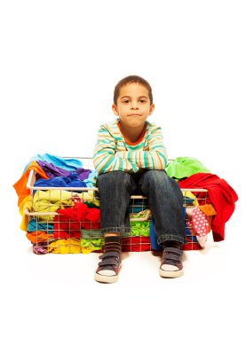 sevimli çocuk giysi sepeti ile