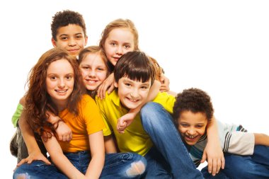 Grup, sarılma ve çocuklar gülüyor