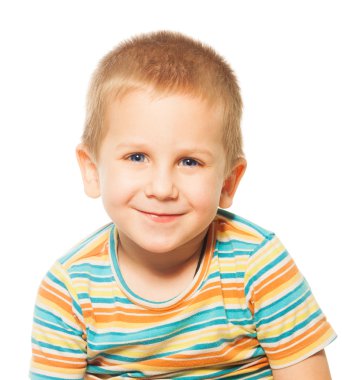 dört yaşında boy gülümseyerek