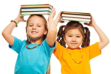 kitap iki kızla