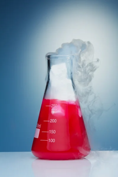 Chemistry experiment with smoke — Stock Photo, Image