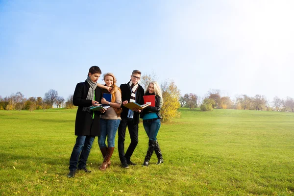 Estudantes a passear no parque — Fotografia de Stock