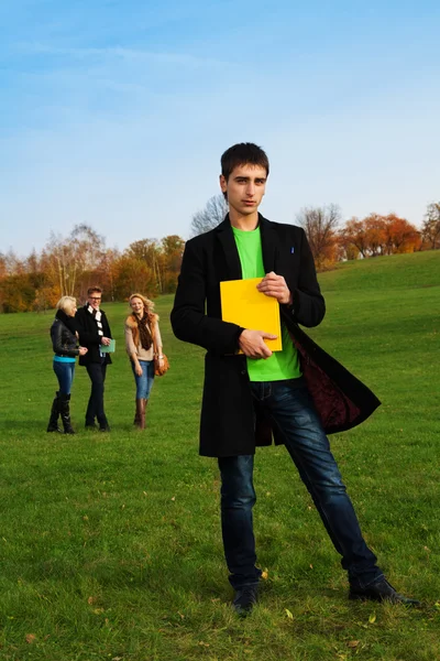 Student im Park — Stockfoto