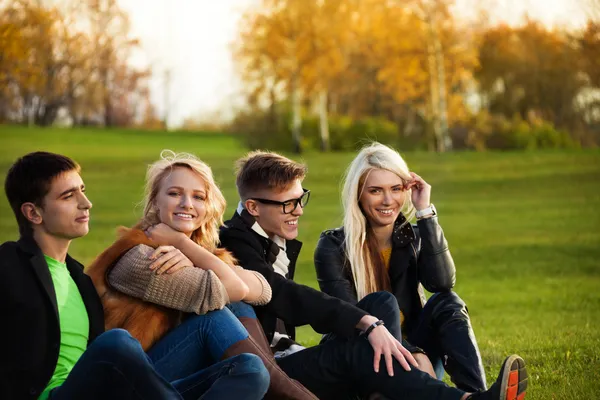 Zwei Pärchen im Park — Stockfoto