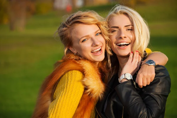 Duas jovens mulheres rindo no parque — Fotografia de Stock