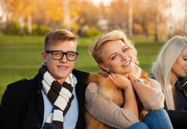 Gelukkig bedrijf in herfst park — Stockfoto