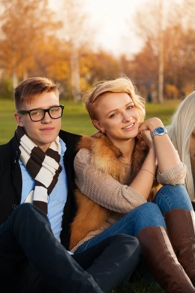 Charmant couple de jeunes étudiants — Photo