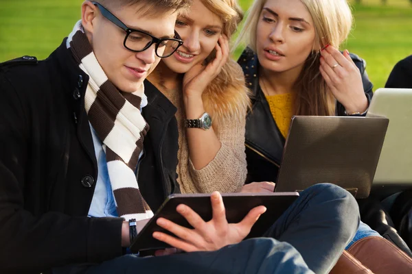 Friends browsing in park — Stock Photo, Image