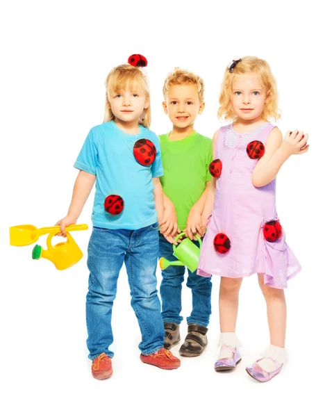 Kinder mit ihren Spielsachen auf weißem Hintergrund — Stockfoto