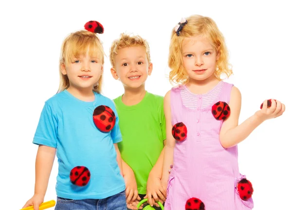 Trois enfants célébrant le printemps — Photo