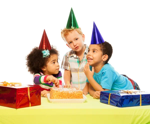 Drie kinderen en cake van de kindverjaardag — Stockfoto