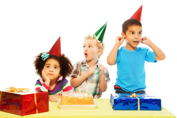 Group of kids and cake — Stock Photo, Image