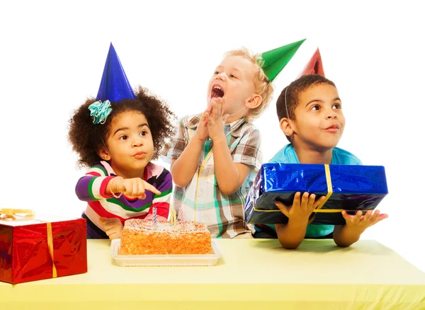 Three kids with birthday cake and peresents — Stock Photo, Image
