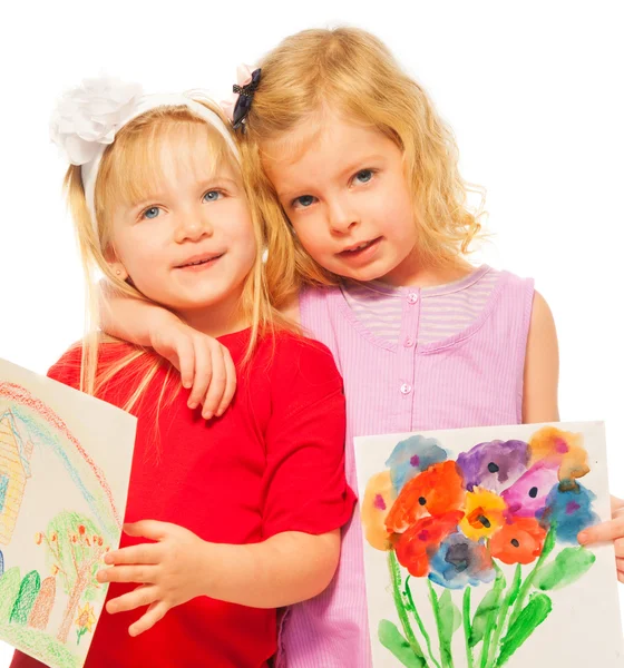 两个金发女孩与他们的绘画 — 图库照片