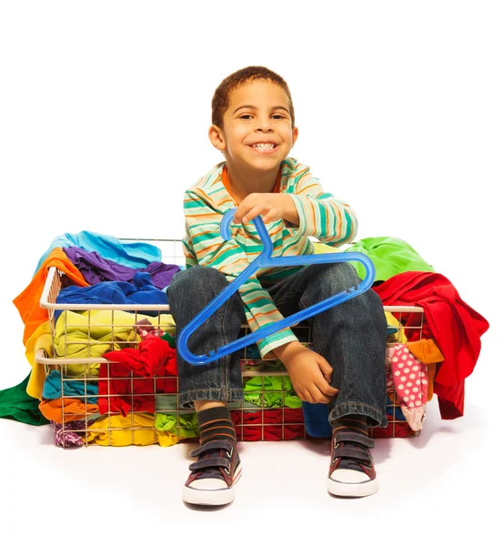 Счастливый маленький темнокожий мальчик хочет больше одежды — стоковое фото