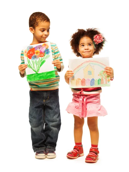 Kids show their paintings — Stock Photo, Image