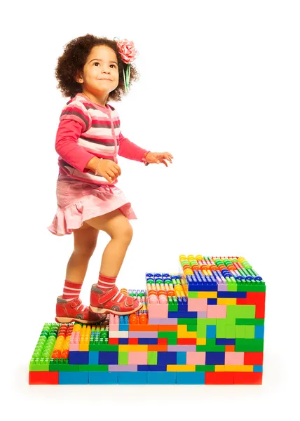 Menina escura escalando na escada de brinquedo — Fotografia de Stock