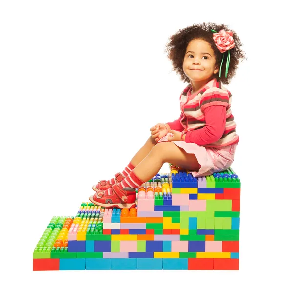 Donkere gevilde meisje en speelgoed blokken — Stockfoto