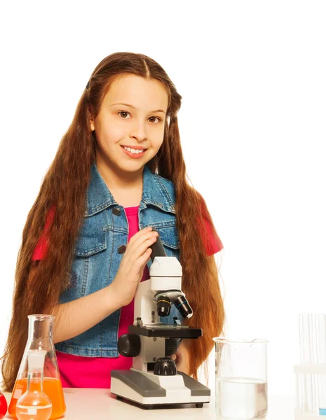 Brunette fille avec microscope — Photo