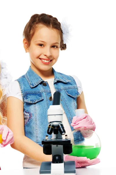 Lächelndes Mädchen und Chemieunterricht — Stockfoto