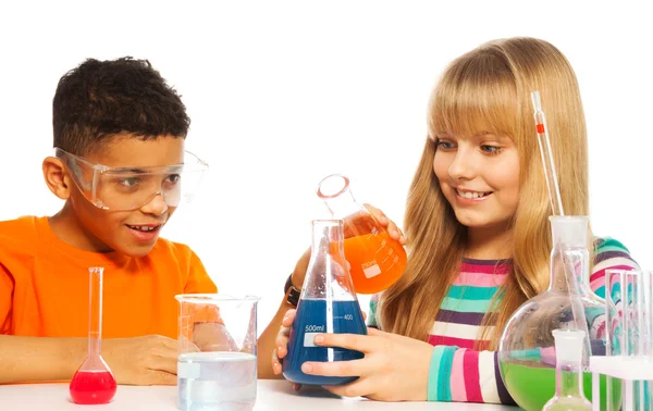 Glückliche Teenie-Kinder im Labor — Stockfoto